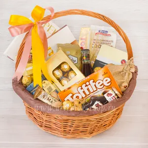Большая подарочная корзина с печеньем Cookies, медом, конфетами Pergale, Merci, Ferrero Roshe, кофе Paulig, чаем Basilur и шоколадом - №1711