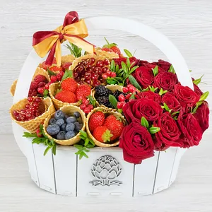 Шикарный подарок для женщины с красными розами, ежевикой, красной смородиной и малиной - №917