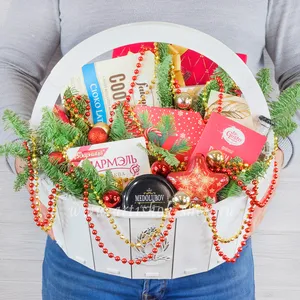 Подарочная конфетная корзина для жены с печеньем Falcone Cookies, конфетами Комильфо, мини-десертами Delioro и крем-мёдом - №1130