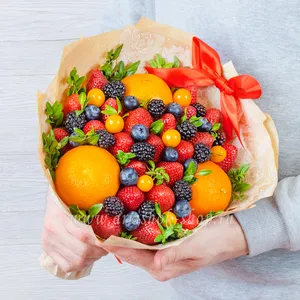 Букет из клубники для девушки, абрикосов, ежевики, черешни и физалиса - №095