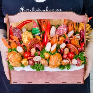 Мужской подарочный ящик с раками, чиабаттой, сыром косичкой, колбасками и сыром дорблю - №148