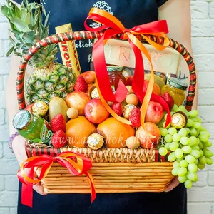Фруктовая корзина для женщин с ананасом, апельсинами, клубникой и соком - №735