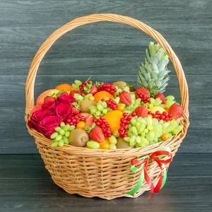 Большая подарочная корзина с красными розами, ананасом, персиками, киви, виноградом и красной смородиной - №761