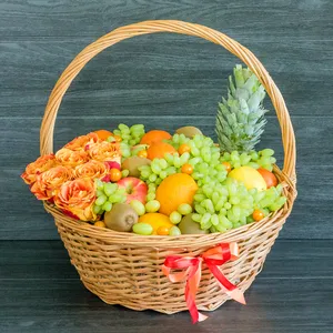 Подарочная корзина с апельсинами, ананасом, виноградом, яблоками и оранжевыми розами - №762