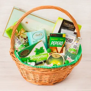 Корзина в подарок для женщин на день рождения с конфетами Ameri, Lindor, Laroshell, DelaFaille, леденцами Cavendish, медом Medolubov, шоколадом Ritter Sport mini и Schogetten - №1596