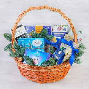Новогодняя корзина с чаем Nadin, шоколадом Lindt, Merci, Bucheron, итальянским печеньем, конфетами Grondard, стильные штучки и орехами - №1634