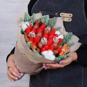 Клубничный букет на новый год с клубникой в шоколаде, хлопком и корицей - №1249