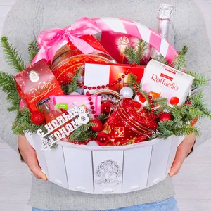 Яркая новогодняя корзина с конфетами коркунов, печеньем, шоколадом и чаем - №780