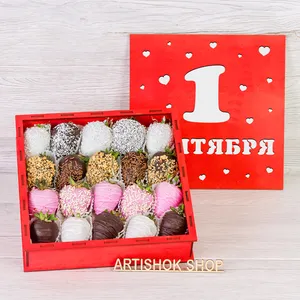 Коробочка с клубникой в шоколаде для УЧИТЕЛЯ, с кокосовой стружкой, с вафельной и шоколадной крошкой на 8 марта - №953